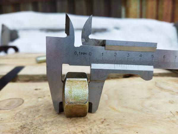 3015 гайка крепления ножа М20х1,5 кл.пр. 8