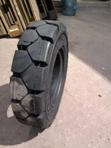 7.  00-12 Шина цельнолитая