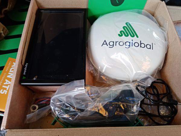 Agroglobal AGN8000 курсоуказатель Агроглобал - двухчастотный приёмник, новая антенна GNSS 3.3 - система параллельного вождения