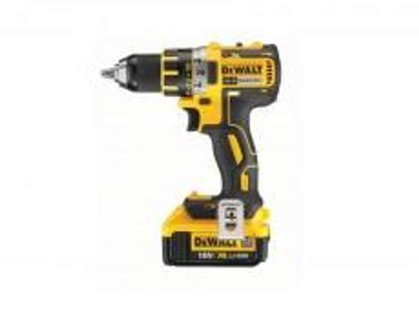 Аккумуляторная дрель - шуруповерт Dewalt DCD 790 M2