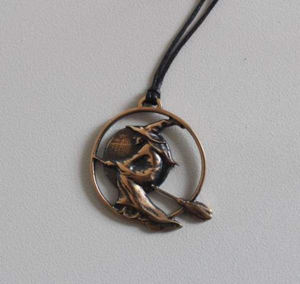 Амулет Ведьма на метле