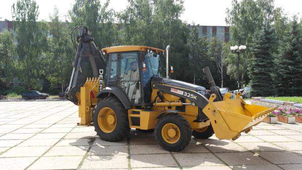 Аренда экскаватора-погрузчика JOHN DEERE 325K (гидромолот, щетка, ямобур, вилы)