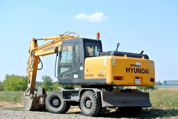 Аренда колесных и гусеничных полноповоротных экскаваторов