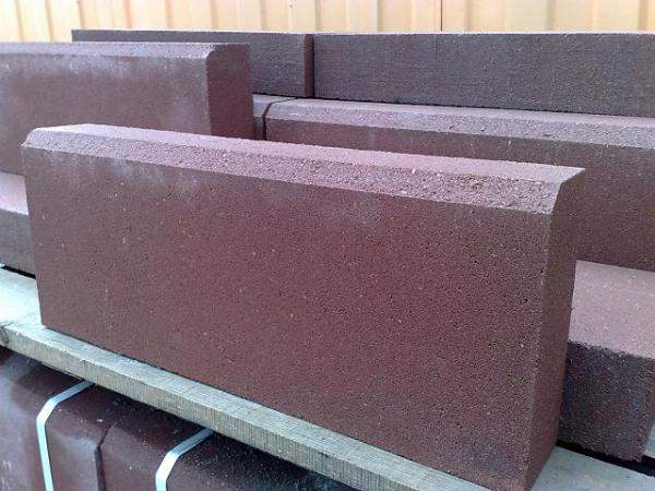 Бордюр для тротуара 450х200х60 вибропрессвоанная (красная)