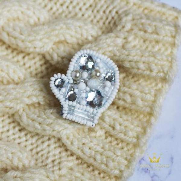 Брошка "Белая Варежка" ручной работы от Maria Monid