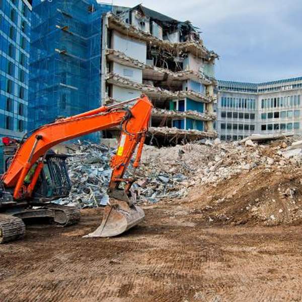 Демонтаж зданий сооружений с вывозом строительного мусора самосвалами
