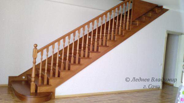 Деревянная лестница по бетону