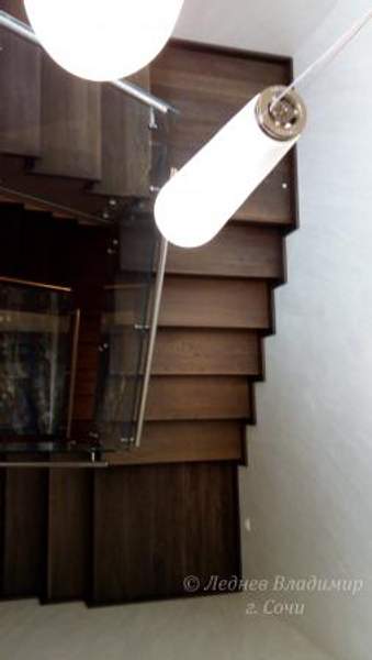 Деревянная лестница по бетону в стиле "хай-тек"