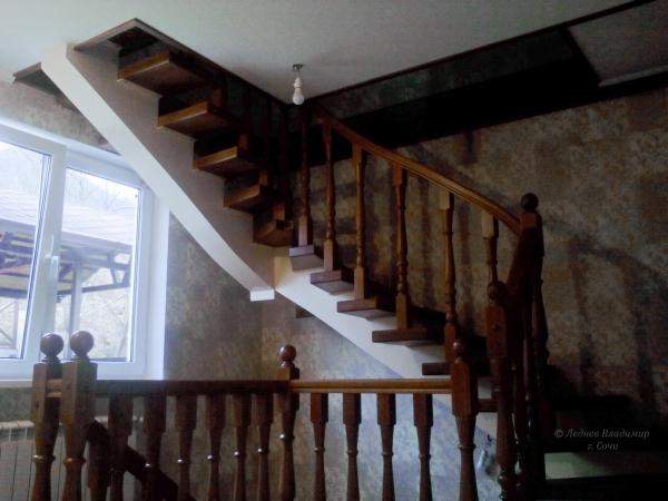 Деревянная лестница по металлическому косоуру