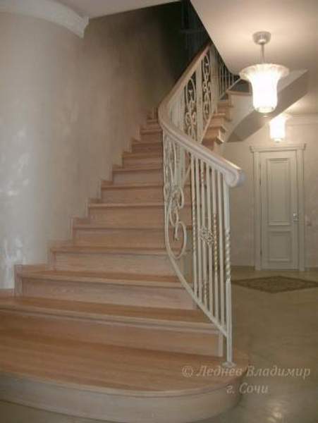 Деревянная лестница с гнутыми перилами