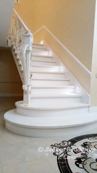 Деревянная лестница с кованным ограждением