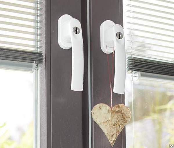 Детский замок на поворотно откидную фурнитуру