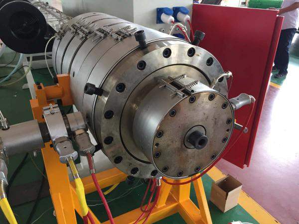 Экструзионная линия для производства ПЭ труб для водоснабжения.