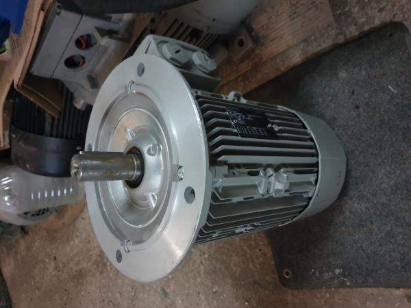 Электродвигатель 4.0 кВт 1435 об/мин флянец 220/380В Siemens(100L4) 1LE10021AB