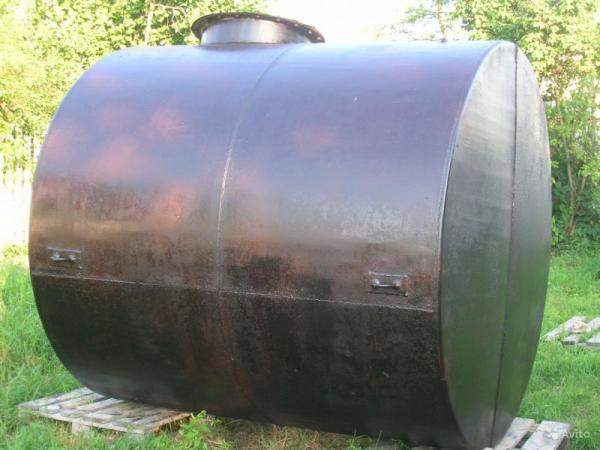 Емкость из черного металла на 3 м3