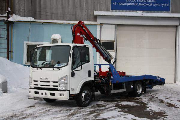 Эвакуатор с ломаной платформой на базе ISUZU ELF 7.5 (NPR75L) с КМУ