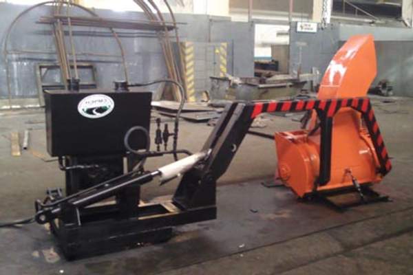 Фрезерный снегоочиститель за барьерным ограждением