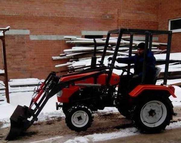 Фронтальный погрузчик с кабинным каркасом для минитракторов Уралец мощностью от 18 л. с.