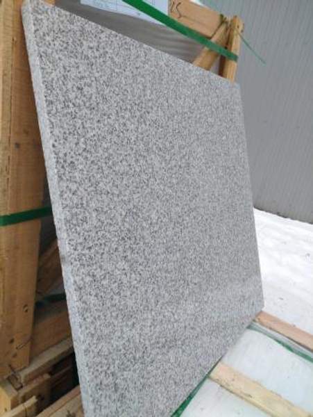 Гранитная плитка 600х600х30. Гранит серый Белла вайт полировка.