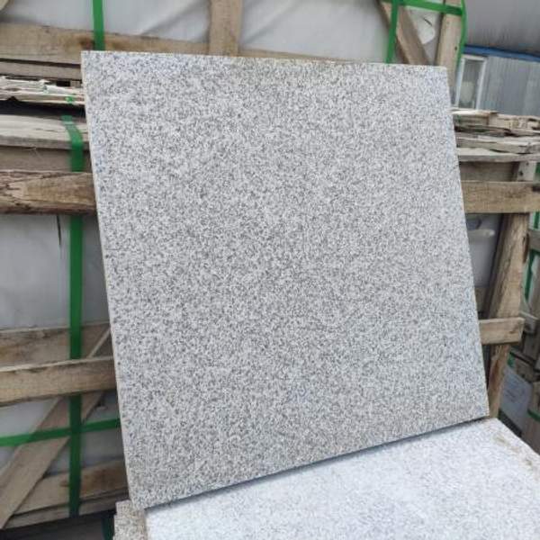 Гранитная плитка 600х600х30. Гранит серый Белла Вайт термо.