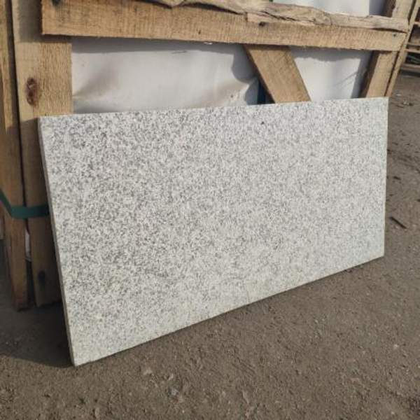 Гранитная плитка Bella White 600х300х20. Гранит термообработка