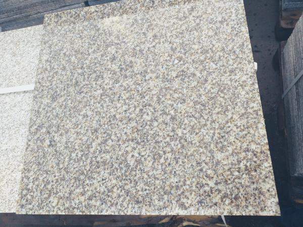 Гранитная плитка бежевая. Гранит Елоу Руст 600*600*20 полировка