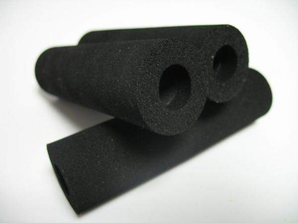 Изделия из серого поролонa и черного мусса