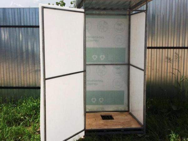 Кабина дачного туалета