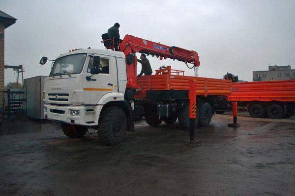 KANGLIM KS2056H с металлической платформой на шасси КАМАЗ-43118-3027-50