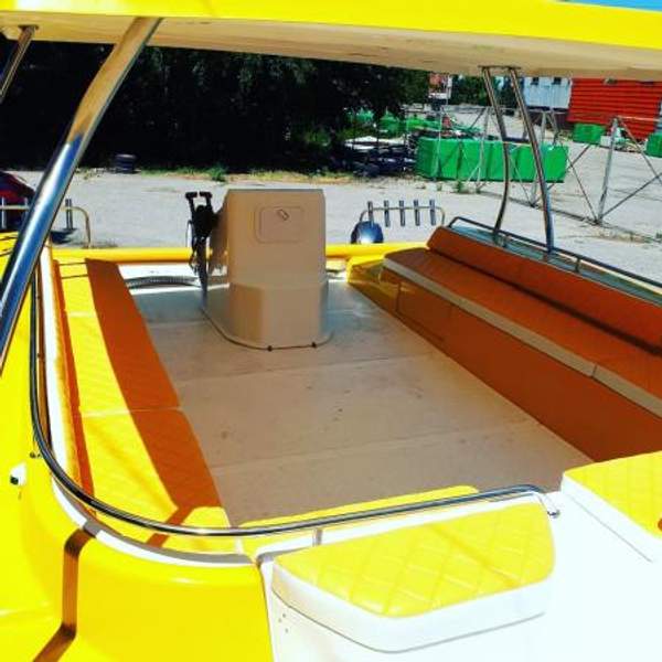 Катамаран пластиковый Кайман 8 метров. Желтый