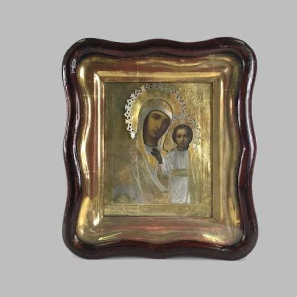 Казанская икона Божией Матери в серебряном окладе и киоте