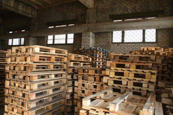 Хранение деревянных поддонов