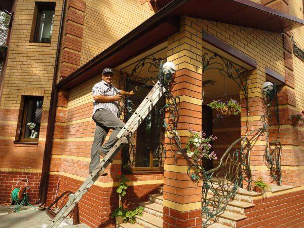 Художественная ковка, забор, ворота, решётки, перила, оградки, козырьки, кровать, мангал, сундук, зеркало.