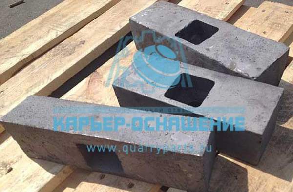 Клин нижний левый 481680000300 щековой дробилки СМ-741