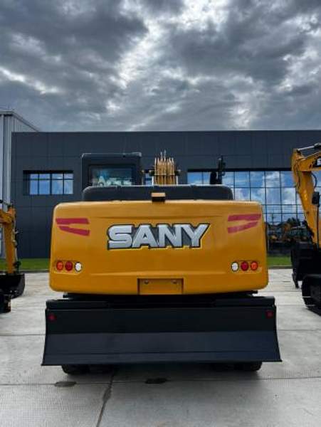 Колесный экскаватор Sany SY155W в Новороссийске