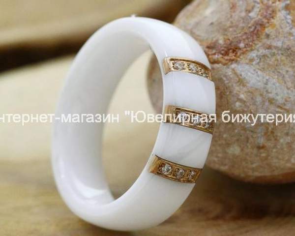 Кольцо из белой керамики
