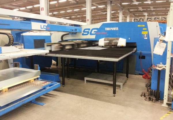 Координатно-пробивной пресс комбинированный Finn-Power SG6 интегрированными угловыми ножницами.