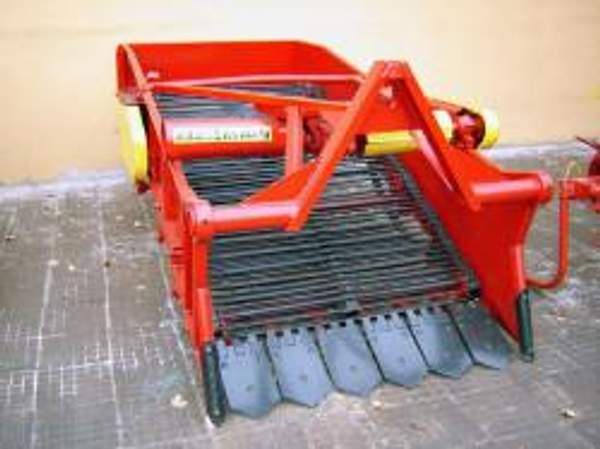 Копатель-валкоукладчик лука