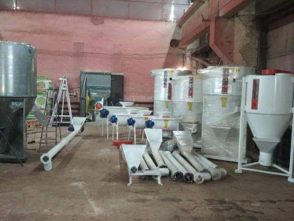 Кормосмеситель вертикальный шнековый СВ-1,7Ш