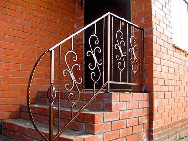 Кованые перила для крылец и лестниц - делаем "под ключ"