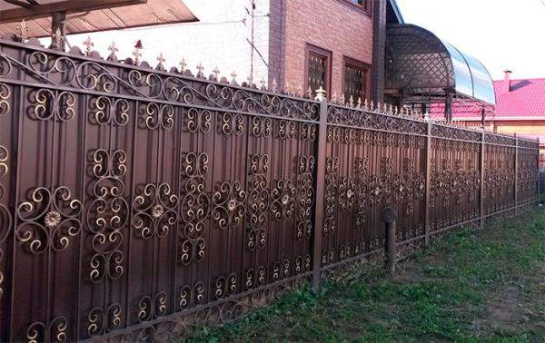 Кованые заборы с профнастилом или металлическим штакетником - делаем "под ключ"