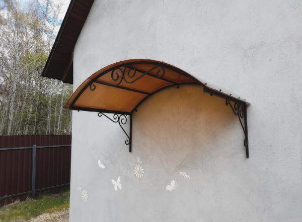 Козырек над крыльцом входной группы