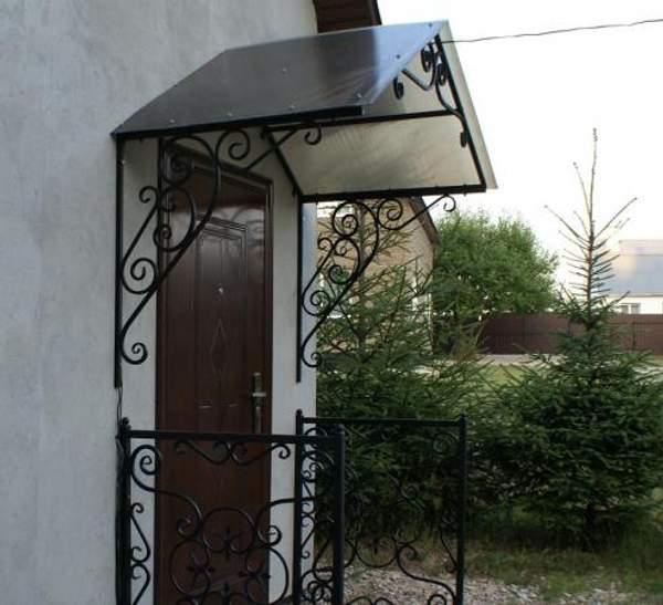 Козырек над входом двухскатный