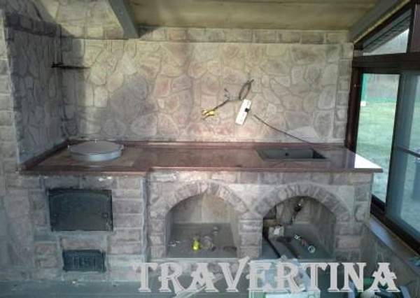 Кухонная столешница и стеновая панель из искусственного камня.