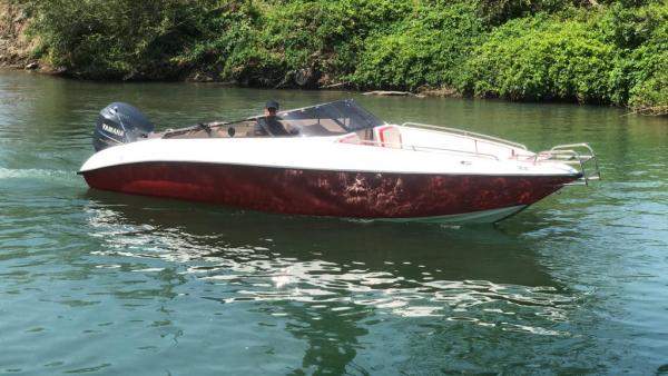 Лодка моторная Касатка-700 Спорт. Пластиковая. нов