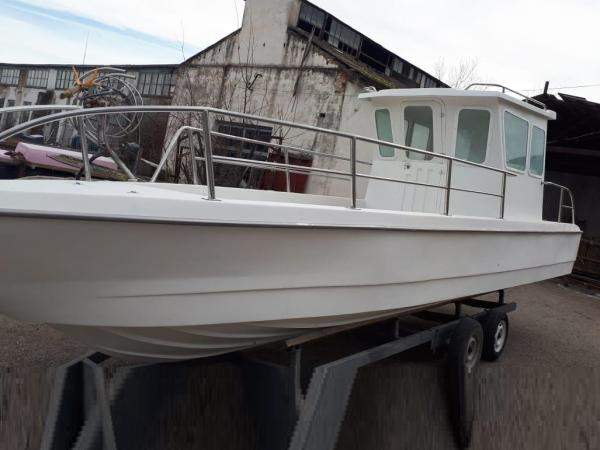 Лодка пластиковая Камбала-8м для промысла