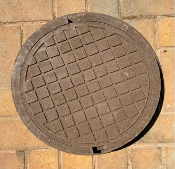 Люк полимерно-песчаный малый круглый садовый Д-450 - коричневый