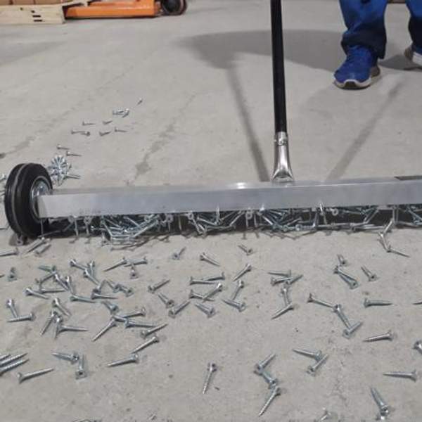 Магнитный сборщик на колесах - 660 мм.