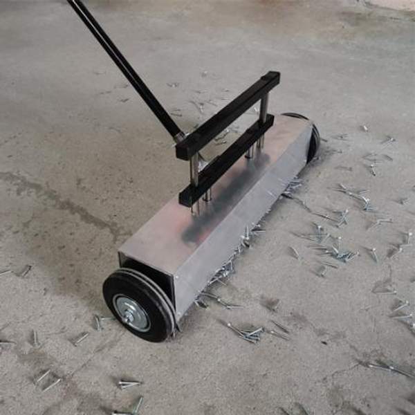 Магнитный сборщик на колесах с системой очистки.