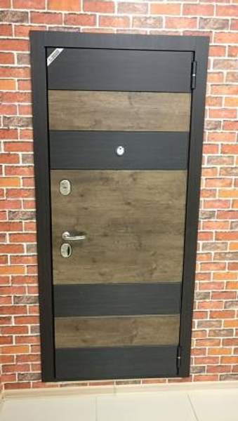 Металлическая дверь в квартиру Браун Акация / Белое дерево